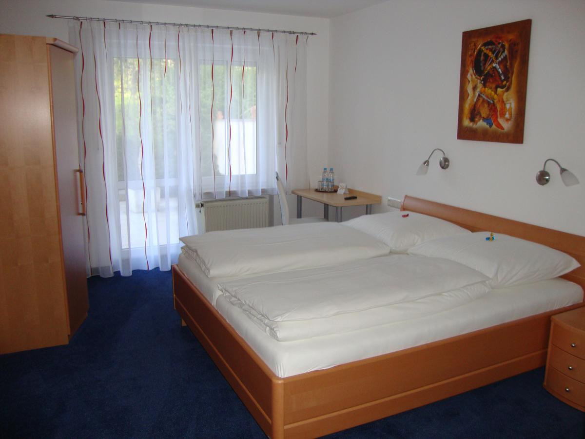 Hotel Garni Am Waldhang Gilching Exterior photo