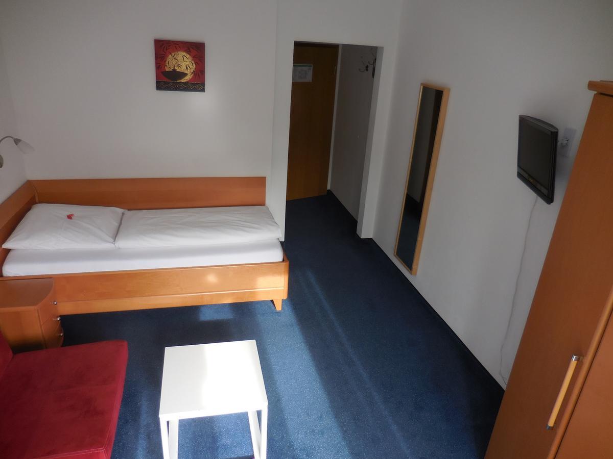 Hotel Garni Am Waldhang Gilching Exterior photo
